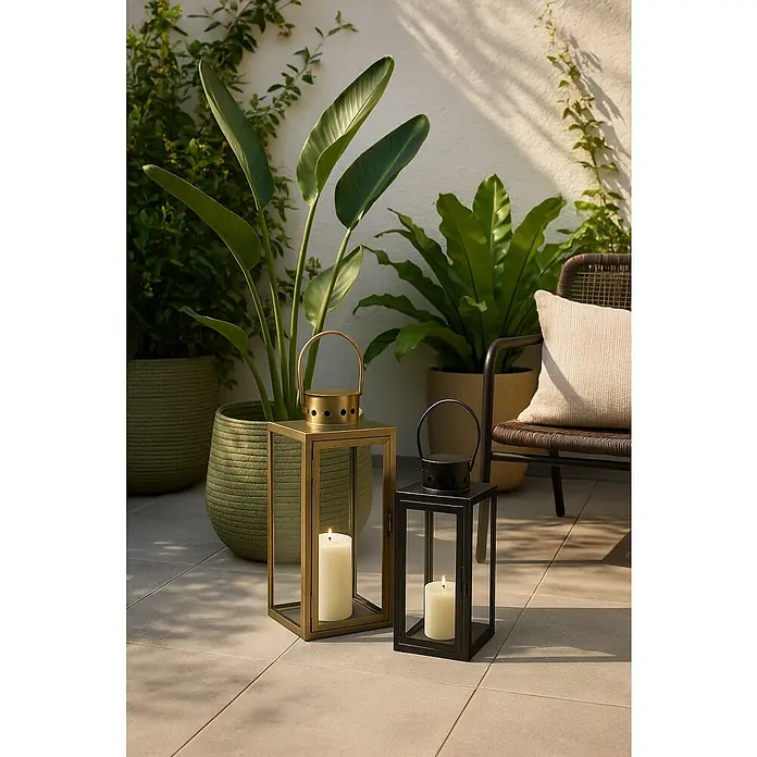 Farolillo metálico Arzilla - 13,5 x 13 x 34,5 cm, Negro - Las linternas decorativas doradas y negras con velas encendidas crean un ambiente atmosférico en el jardín o en el patio.
