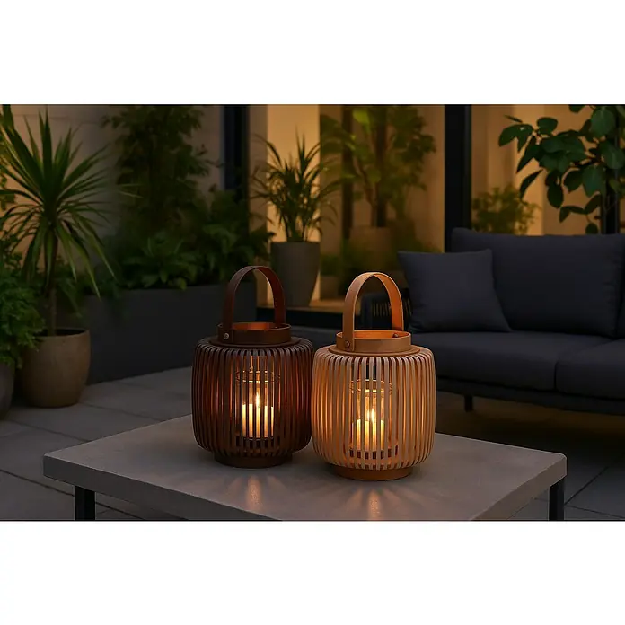 Farolillo Harvard - Ø x Al: 20 x 23 cm, Marrón oscuro - Dos linternas decorativas de bambú con luz cálida de velas sobre una mesa creando un ambiente acogedor en un entorno exterior.