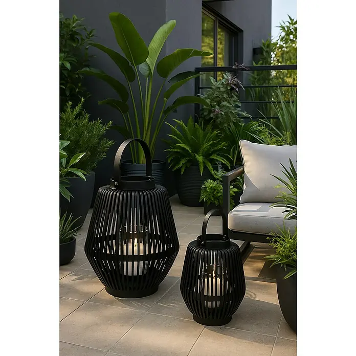Farolillo Harvard - Ø x Al: 31 x 37 cm, Negro - Dos linternas negras decorativas con luz de velas crean un ambiente acogedor en un patio exuberante.