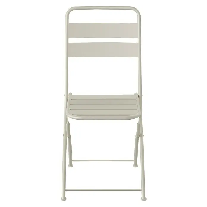Feros Klappstuhl Breeze - Stahl, Beige, B x T x H: 43 x 54 x 87,5 cm - Eine Nahaufnahme eines weißen Klappstuhls mit Lattenmuster, der für zusätzliche Sitzgelegenheiten und einfache Aufbewahrung konzipiert ist.
