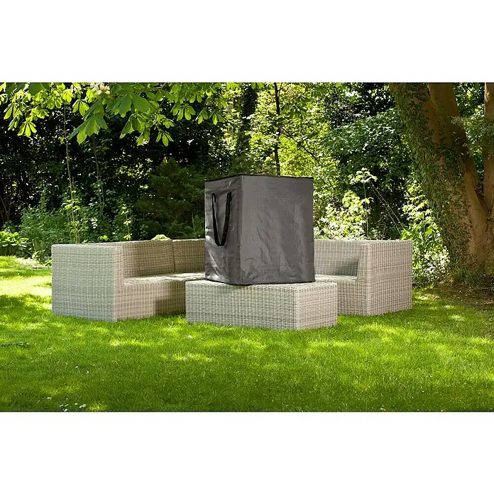 Barths Auflagen-Schutzhülle - L x B x H: 75 x 75 x 90 cm, Polypropylen, Hellgrau, Loungemöbel Sitz- und Rückenkissen - Eine graue Schutzhülle für Gartenmöbel steht auf einem Rattanset im Grünen. Die Möbel sind durch die wasserdichte Hülle geschützt.