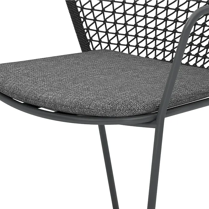 Stapelstuhl Burano - Aluminium, Seilgeflecht, Anthrazit, B x T x H: 58,5 x 60 x 83,5 cm - Detailaufnahme eines grauen Stuhls mit gewebter Rückenlehne und gepolstertem Sitz. Das schlichte Design macht ihn vielseitig einsetzbar.