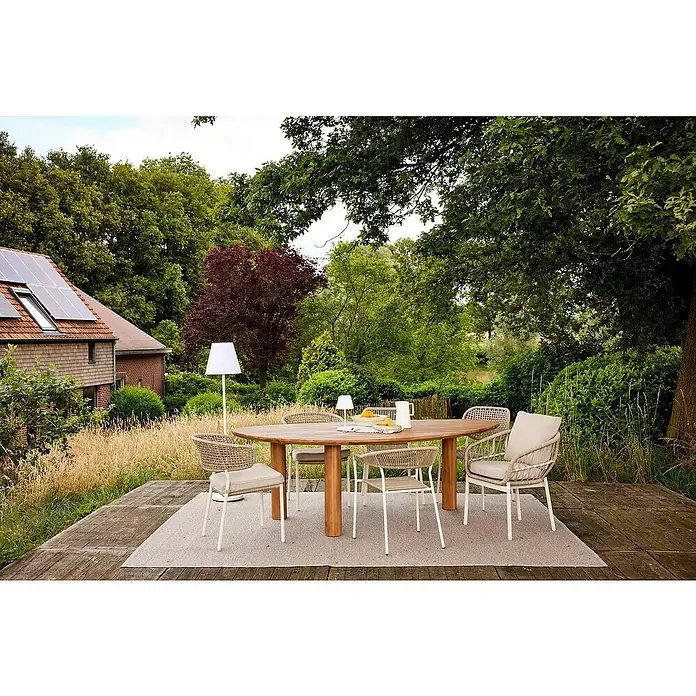 Barths Gartensessel Tropea - Aluminium, Seilgeflecht, Beige, B x T x H: 63,5 x 64,5 x 78,5 cm - Ein Gartentisch mit passenden Stühlen steht auf einer Terrasse. Die Outdoor-Möbel laden zu entspannten Stunden im Freien ein und sind wetterfest.