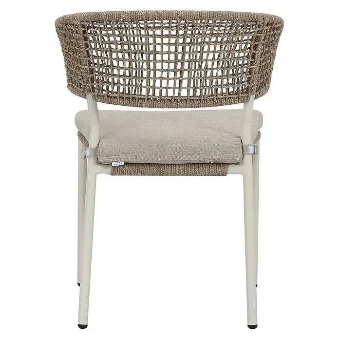 Barths Stapelstuhl Spitz - Aluminium, Seilgeflecht, Sandbraun, B x T x H: 59 x 66 x 82 cm - Nahaufnahme eines stilvollen Korbstuhls mit beigem Sitzkissen, der Komfort und elegantes Design vereint.