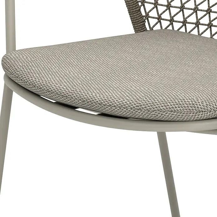 Stapelstuhl Burano - Aluminium, Seilgeflecht, Beige, B x T x H: 58,5 x 60 x 83,5 cm - Nahaufnahme eines Stuhls mit grauer Polsterung und geflochtener Rückenlehne, ideal für den Innen- und Außenbereich.