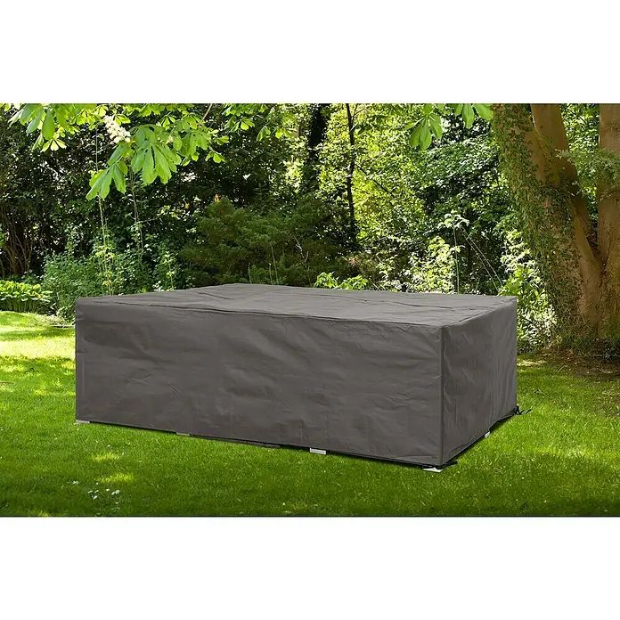 Barths Loungemöbel Schutzhülle - L x B x H: 140 x 140 x 70 cm, Polypropylen, Hellgrau - Eine graue Schutzhülle bedeckt ein Gartenmöbelstück und schützt es vor Witterungseinflüssen im Grünen.
