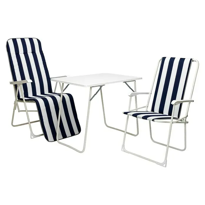 Campingstuhl Chiemsee - Stahl, Klappbar, Weiß/Blau, B x T x H: 56 x 53 x 93 cm - Gartenmöbel-Set mit zwei Liegestühlen mit blau-weißen Streifen und einem weißen Tisch, ideal für entspannte Stunden im Freien.