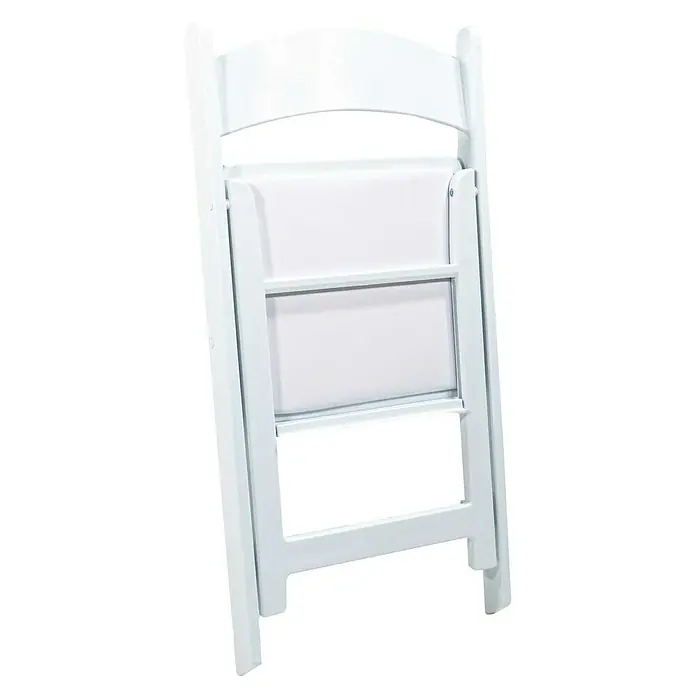 Klappstuhl - Polypropylen, Weiß, B x T x H: 66 x 83 x 80 cm - Nahaufnahme eines weißen Klappstuhls, ideal für Veranstaltungen oder zusätzliche Sitzgelegenheiten. Der Stuhl ist zusammengeklappt und bereit zur Lagerung.