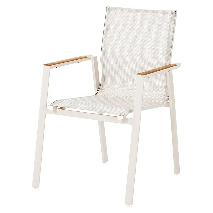 Stapelsessel Paros - Aluminium, Teak, Sandbraun, B x T x H: 57,5 x 67 x 88 cm - Nahaufnahme eines stilvollen weißen Armlehnstuhls mit Holzarmlehnen, der modernes Design und Komfort vereint. Perfekt für jeden Außen- oder Innenbereich.