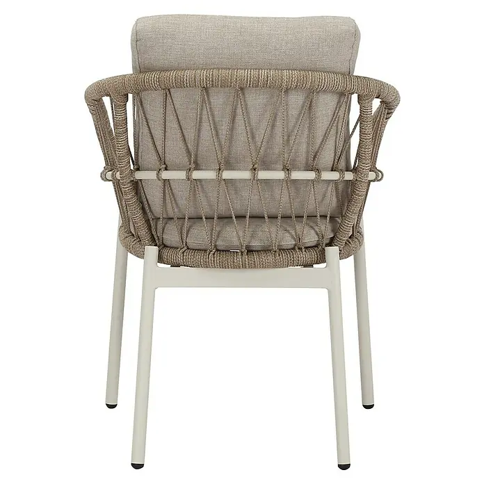Barths Gartensessel Tropea - Aluminium, Seilgeflecht, Beige, B x T x H: 63,5 x 64,5 x 78,5 cm - Nahaufnahme eines Korbstuhls mit hellbeigen Kissen und einem weißen Metallgestell. Der Stuhl ist modern und stilvoll gestaltet.