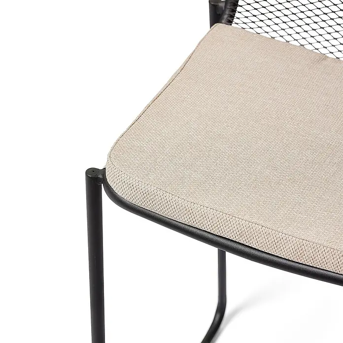 Feros Sitzkissen - L x B x H: 38,5 x 46 x 3 cm, Polyester, Beige, Passend für: Garten-Barhocker Mase - Nahaufnahme eines eleganten Stuhls mit schwarzem Metallrahmen und beigem Sitzkissen, der Komfort und Stil vereint.