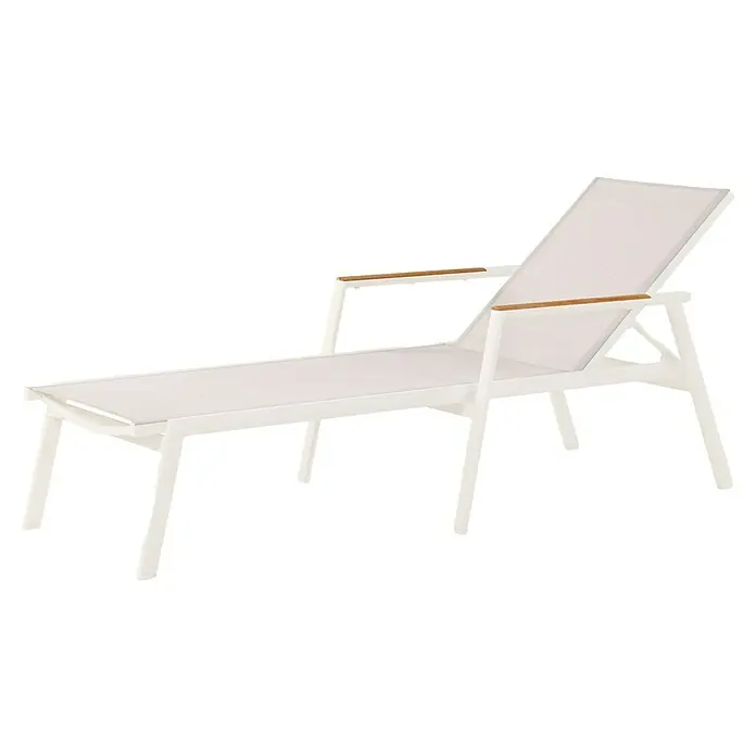 Barths Gartenliege Paros - B x T x H: 76 x 196 x 36 cm, Aluminium, Teak, Sandbraun - Diese Aufnahme zeigt eine stilvolle weiße Sonnenliege mit Holzarmlene auf einem schwarzen Hintergrund, die zum Entspannen einlädt.