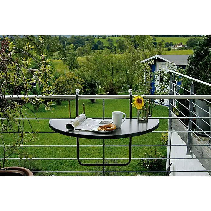 Barths Balkon-Hängetisch Butler - L x B x H: 100 x 50 x 8 cm, Stahl, Anthrazit, Klappbar - Ein stilvoller Balkon mit einem praktischen, klappbaren Hängetisch, dekoriert mit Zeitung, Kaffee und Sonnenblume, ideal für kleine Außenbereiche.