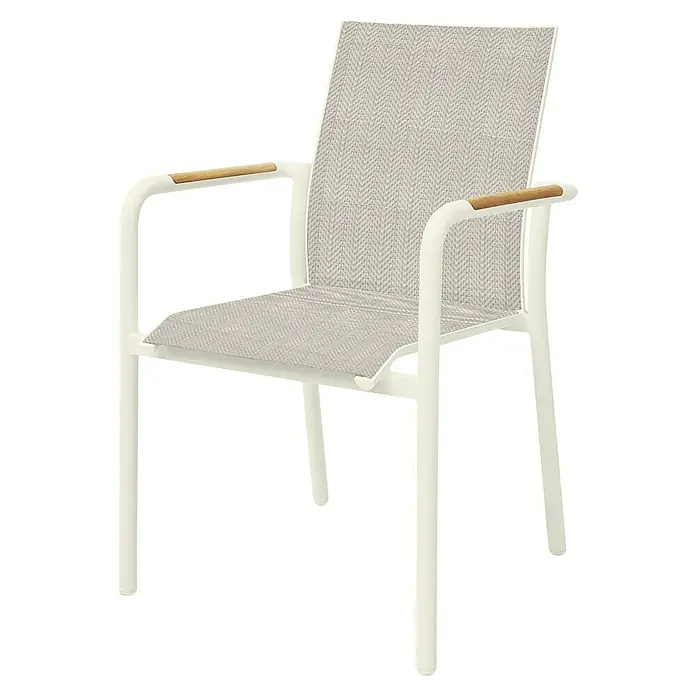 Stapelstuhl Palazzo - Aluminium, Teak, Sandbraun, B x T x H: 56,5 x 64 x 89 cm - Eine elegante weiße Armlehnenstuhl mit einem Sitz und einer Rückenlehne aus einem hellen Stoffmuster. Die Armlehnen sind aus Holz gefertigt.