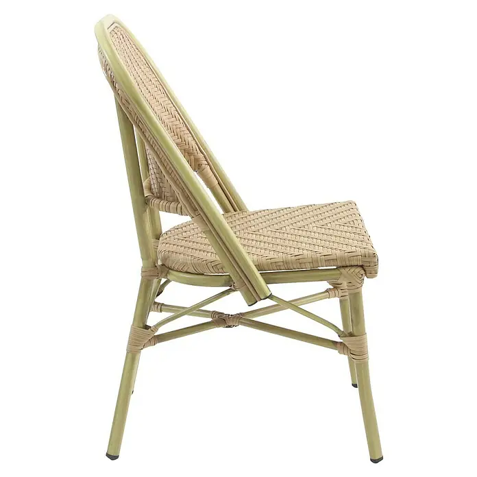 Feros Stapelstuhl Paris - Aluminium, Polyethylen, Beige, B x T x H: 47 x 90 x 90 cm - Diese Nahaufnahme zeigt einen Korbsessel mit einem hellen Holzrahmen und geflochtenen Sitz und Rückenlehne. Perfekt für den Außenbereich.