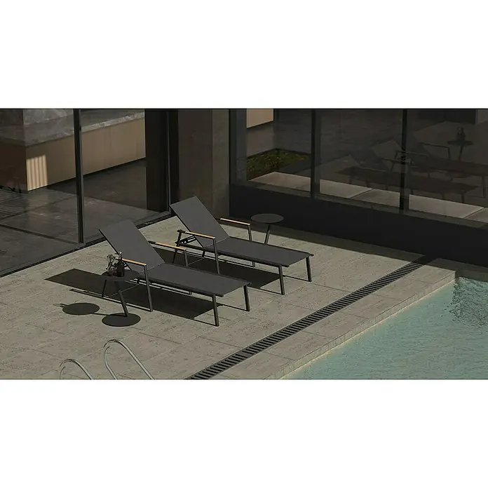 Barths Garten-Beistelltisch - L x B: 45 x 45 cm, Aluminium, Anthrazit - Zwei graue Sonnenliegen mit kleinen Beistelltischen am Poolbereich laden zum Entspannen im Freien ein. Stilvolles Design für gemütliche Stunden.