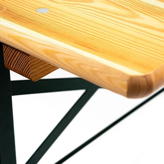 Feros Biertisch - L x B x H: 220 x 50 x 78 cm, Stahl, Kiefer, Rechteckig, Braun/Schwarz - Detailaufnahme eines Holztisches mit Metallbeinen. Die Tischplatte ist hell und die Beine sind dunkel.