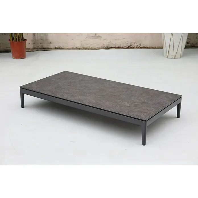 Loungetisch Athene - L x B x H: 144 x 74 x 36 cm, Metall, Anthrazit - Eine moderne graue Couchtisch mit einer strukturierten Tischplatte und schlanken Beinen. Perfekt für Wohnzimmer oder Terrassenbereiche.