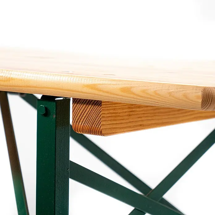 Feros Biertisch - L x B x H: 220 x 50 x 78 cm, Stahl, Kiefer, Rechteckig, Braun/Schwarz - Nahaufnahme eines Biertisches mit grünen Metallbeinen und einer hellen Holzplatte, ideal für Feste und Veranstaltungen.