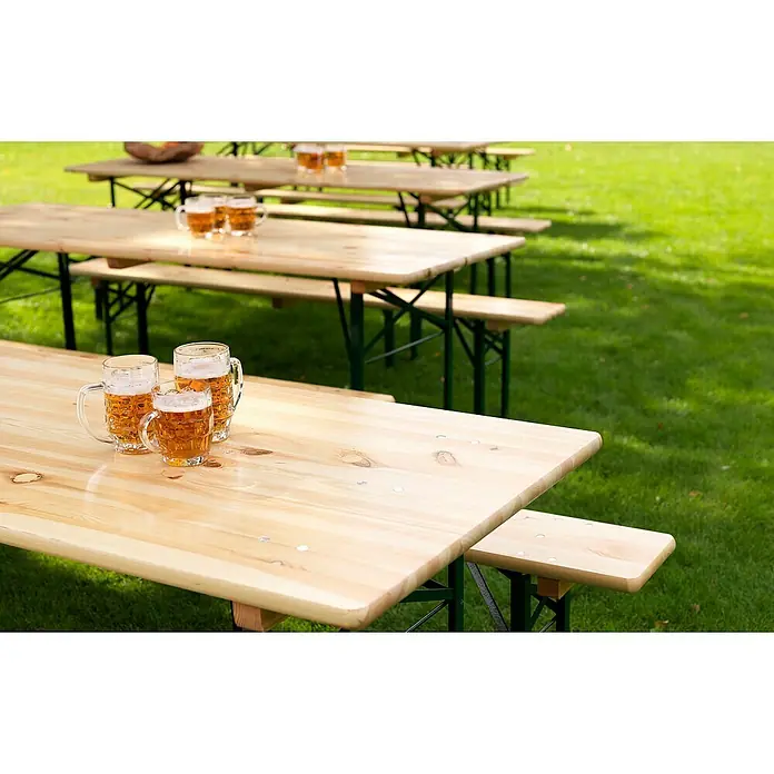 Feros Biertisch - L x B x H: 220 x 50 x 78 cm, Stahl, Kiefer, Rechteckig, Braun/Schwarz - Biertische im Freien mit gefüllten Bierkrügen. Die Bierkrüge mit frischem Bier stehen einladend auf den Holztischen in der Sonne.