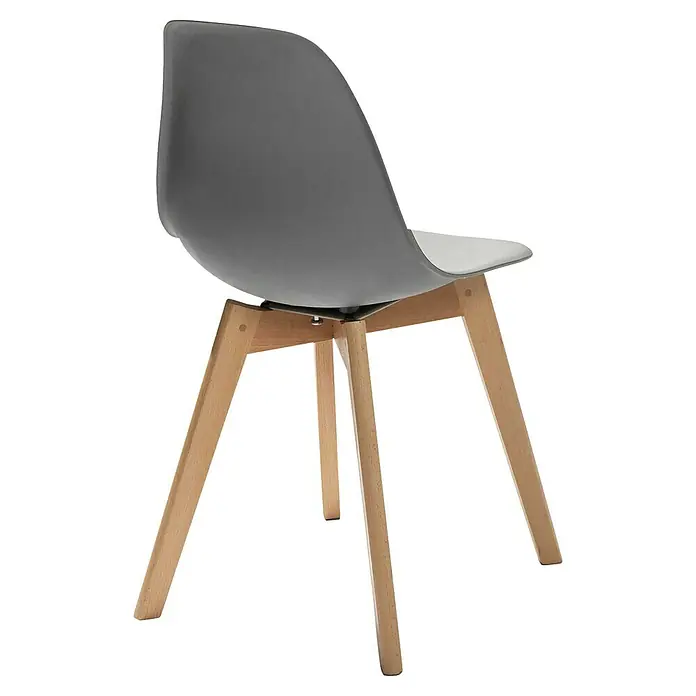 Feros Stapelstuhl Keeve - Edelstahl, Birkenholz, Polypropylen, Grau, B x T x H: 47 x 53 x 83 cm - Nahaufnahme eines modernen Stuhls mit grauem Sitz und hellen Holzbeinen. Der Stuhl strahlt skandinavisches Design und Komfort aus.