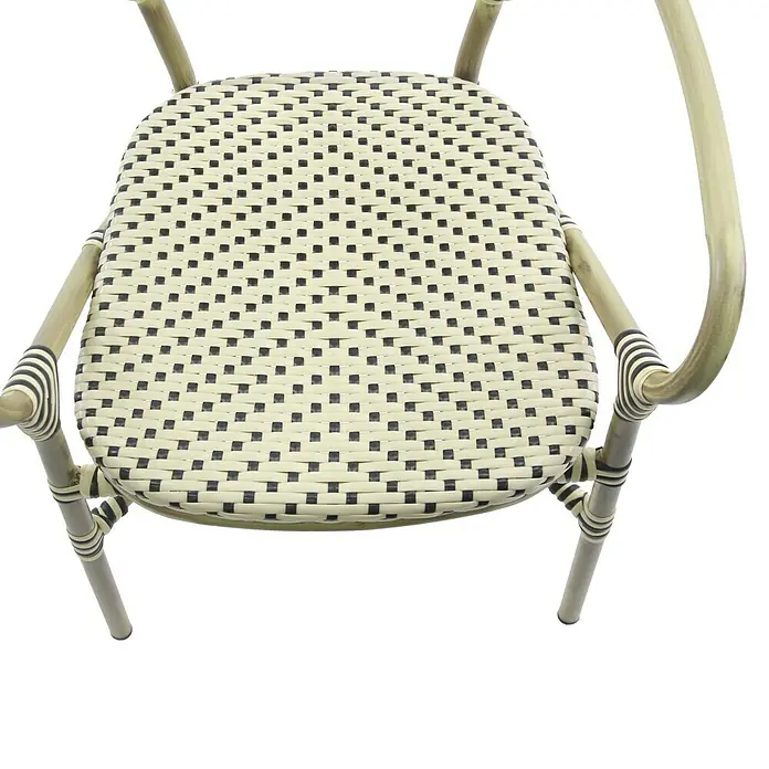 Feros Stapelstuhl Tango - Aluminium, Polyethylen, Beige/Schwarz, B x T x H: 56 x 64 x 89 cm - Detailaufnahme eines Korbstuhls mit einem auffälligen, quadratischen Webmuster in Schwarz und Beige, das die Sitzfläche dominiert.