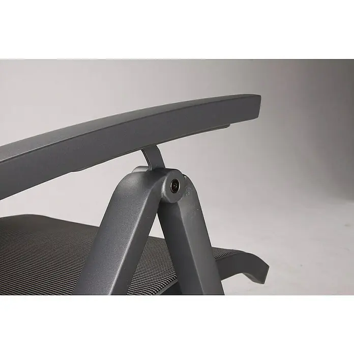 Garten-Positionssessel Larino - Aluminium, Textilene, Klappbar, Anthrazit, B x T x H: 62 x 68 x 110 cm - Nahaufnahme eines Bürostuhls mit grauem Gestell und verstellbarer Armlehne. Das ergonomische Design bietet Komfort und Flexibilität.