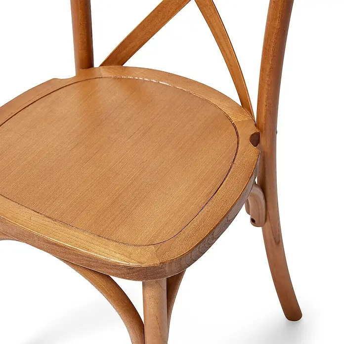 Stapelstuhl Crossback - 1 Stk., Ulmenholz, Braun, B x T x H: 48 x 47 x 89 cm - Detailansicht eines Holzstuhls mit Kreuzstreben im Rückenbereich und einer hellen Holzoberfläche.