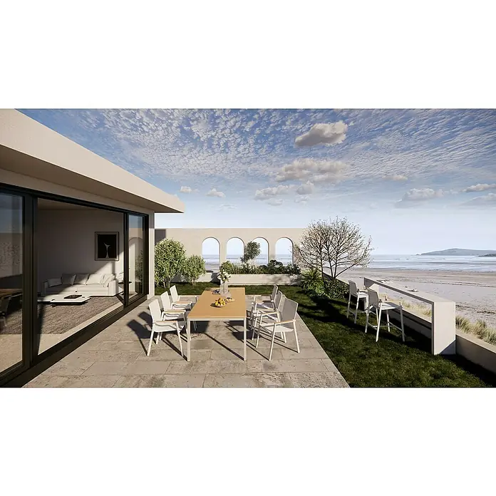 Stapelsessel Paros - Aluminium, Teak, Sandbraun, B x T x H: 57,5 x 67 x 88 cm - Eine einladende Außenterrasse mit einem Esstisch und Stühlen aus hellem Holz sowie einer Bar mit Blick auf den Strand.