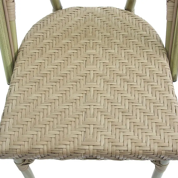 Feros Stapelstuhl Paris - Aluminium, Polyethylen, Beige, B x T x H: 47 x 90 x 90 cm - Nahaufnahme eines Stuhlsitzes aus hellbraunem Rattan mit einem Webmuster, das Textur und Komfort des Möbelstücks hervorhebt.