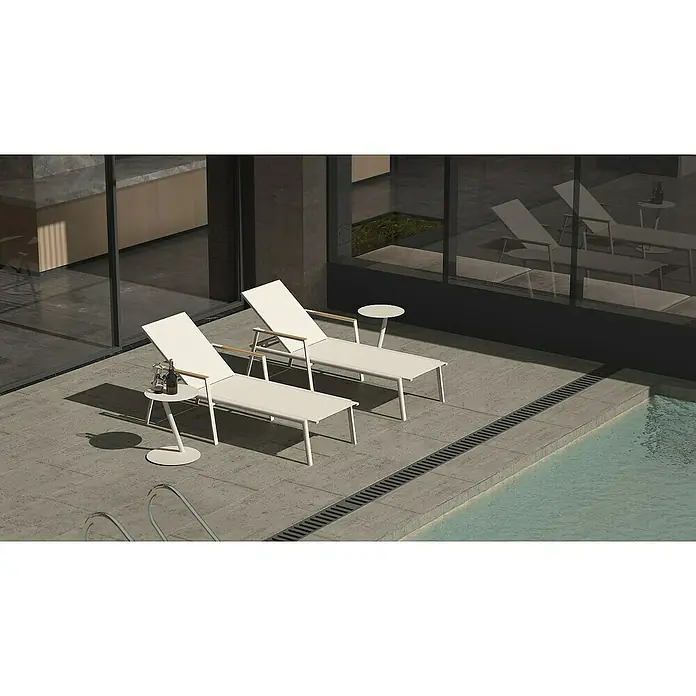 Barths Gartenliege Paros - B x T x H: 76 x 196 x 36 cm, Aluminium, Teak, Sandbraun - Zwei weiße Gartenliegen stehen neben einem Pool, ergänzt durch Beistelltische, die zum Entspannen im Freien einladen. Elegantes Design für Ihren Garten.
