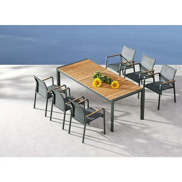 Barths Gartentisch Paros - L x B x H: 210 x 90 x 76 cm, Aluminium, Teak, Anthrazit/Braun - Gartentisch mit Holzplatte und sechs grauen Stühlen mit Armlehnen auf einer Terrasse mit Meerblick.