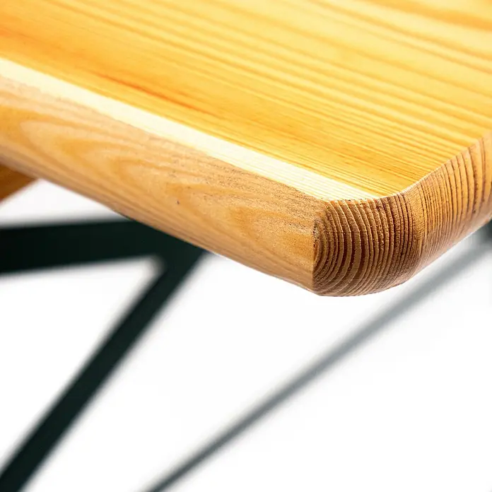 Feros Biertisch - L x B x H: 220 x 70 x 78 cm, Stahl, Kiefer, Rechteckig, Braun/Schwarz - Nahaufnahme einer hellen Holzplatte mit abgerundeten Kanten, die die natürliche Maserung und die Verarbeitung des Holzes hervorhebt.