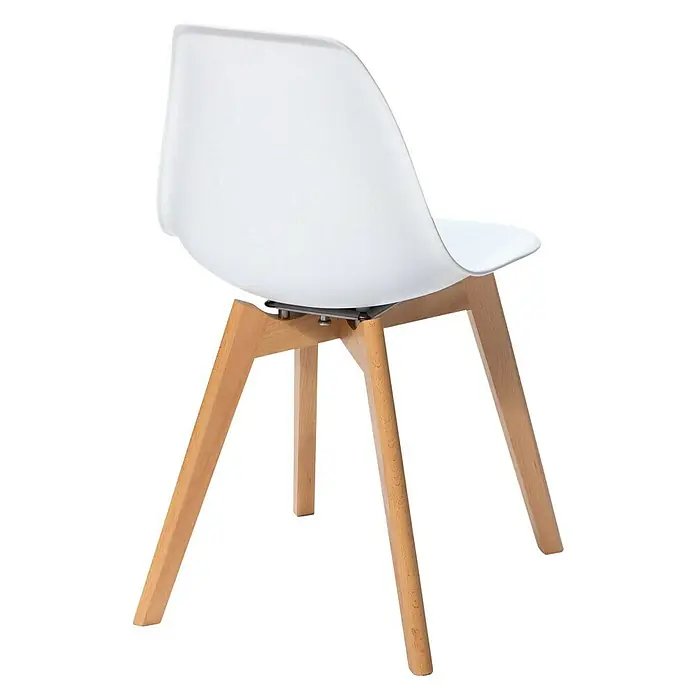 Feros Stapelstuhl Keeve - Edelstahl, Birkenholz, Polypropylen, Weiß, B x T x H: 47 x 53 x 83 cm - Elegante Nahaufnahme eines modernen weißen Stuhls mit Holzbeinen. Der Stuhl kombiniert stilvolles Design mit funktionaler Ästhetik.