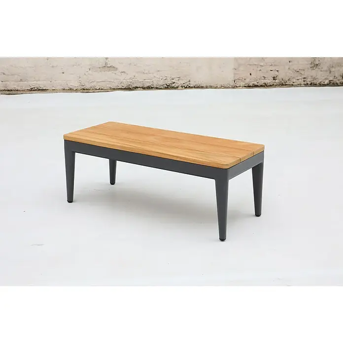 Loungetisch Athene - L x B x H: 144 x 74 x 36 cm, Metall, Anthrazit - Nahaufnahme einer modernen Gartenbank mit Holzoberfläche und grauem Gestell vor hellem Hintergrund.
