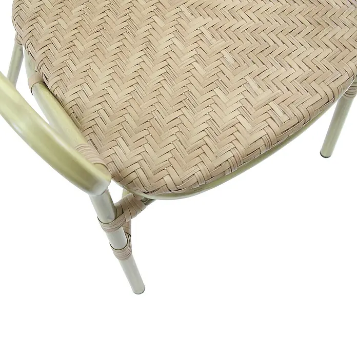 Feros Stapelstuhl Tango - Aluminium, Polyethylen, Beige, B x T x H: 56 x 64 x 89 cm - Nahaufnahme eines Stuhls mit einem gewebten Sitz, der die Textur und das Design des Möbelstücks hervorhebt. Die Armlehne und das Beingestell sind sichtbar.