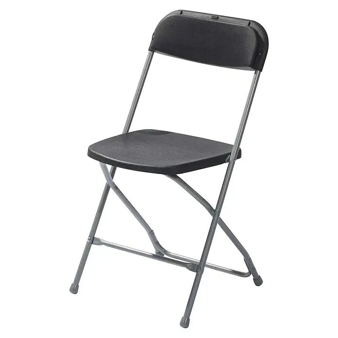 Feros Klappstuhl Budget - Stahl, Grau/Schwarz, B x T x H: 45 x 45 x 80,5 cm - Eine schwarze Klappstuhl-Nahaufnahme vor einem schwarzen Hintergrund. Der Klappstuhl hat ein stabiles Gestell und eine ergonomische Sitzfläche.
