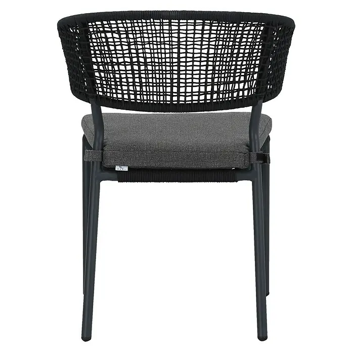 Barths Stapelstuhl Spitz - Aluminium, Seilgeflecht, Anthrazit, B x T x H: 59 x 66 x 82 cm - Nahaufnahme eines Stuhls mit grauem Kissen und geflochtener Rückenlehne. Das graue Metallgestell rundet das Design ab.