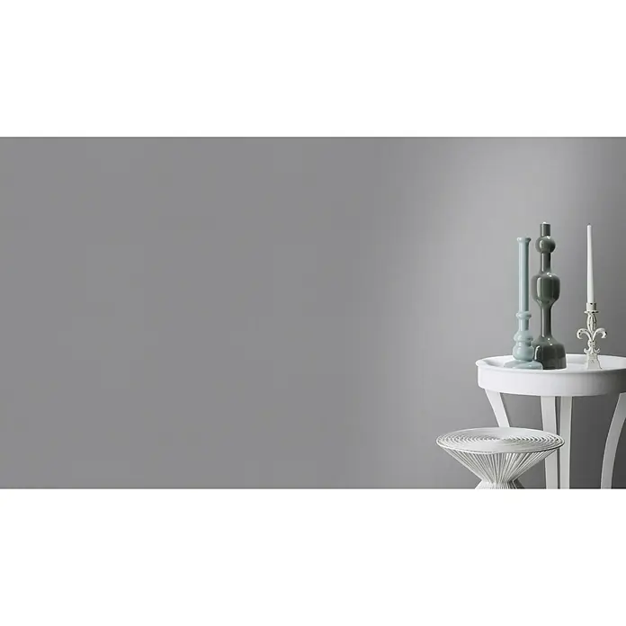 Rasch Vliestapete Flitter - Grau, Uni, 10,05 x 0,53 m - Grauer Hintergrund mit zwei Vasen und einem Kerzenhalter auf einem weißen Tisch.