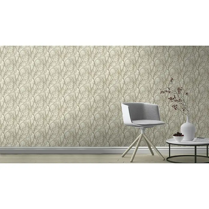 Rasch Tapetenwechsel Vliestapete Äste - Beige/Bronze, Floral, 10,05 x 0,53 m - Nahaufnahme des strukturierten Hintergrunds mit zarten, grauen Baumzweigen, die eine elegante und natürliche Atmosphäre schaffen.