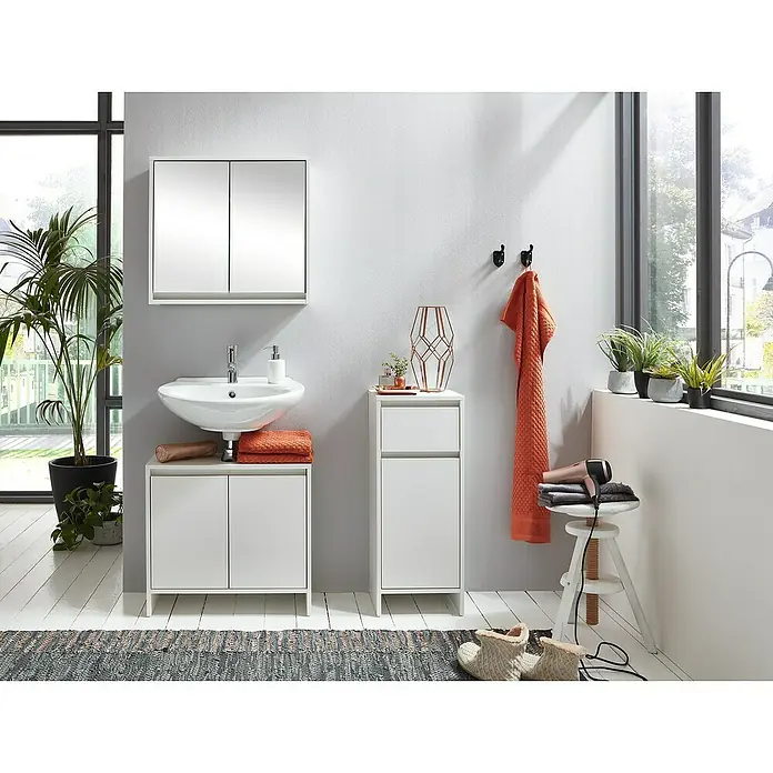 Trendteam Midischrank Basic - 32 x 28 x 80 cm, Weiß - Ein modernes Badezimmer mit einem weißen Waschtischunterschrank, einem Spiegelschrank und einem Hochschrank.
