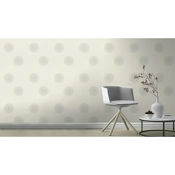 Rasch Tapetenwechsel Vliestapete - Weiß, Grafisch, 10,05 x 0,53 m - Ein stilvolles Interieur mit einem eleganten Stuhl, einem Beistelltisch mit Dekorationen und einer Wand mit einem dezenten Muster.