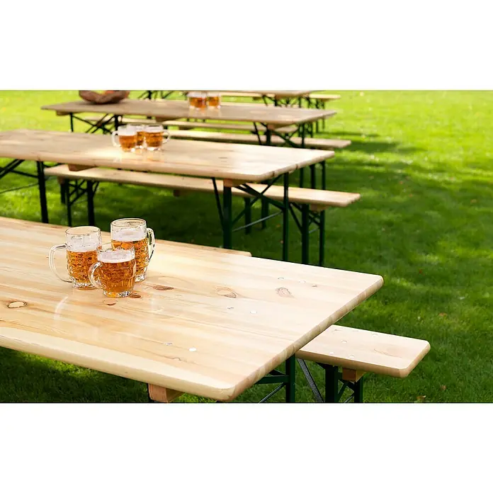 Feros Bierbank - Braun - Biertische im Freien mit Krügen gefüllt mit Bier, die eine festliche Atmosphäre für ein Outdoor-Event schaffen.