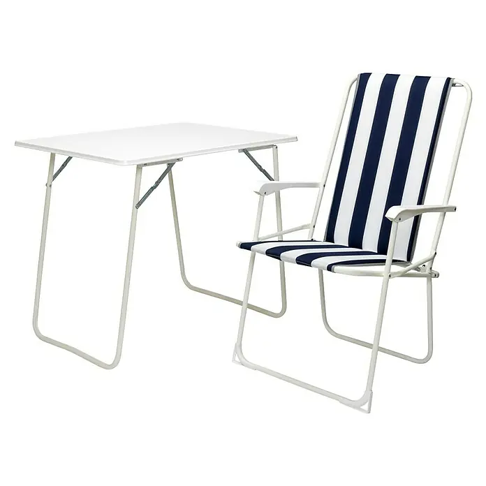 Barths Campingtisch - L x B x H: 60 x 80 x 67 cm, Stahl, Weiß - Strandstuhl mit blau-weiß gestreiftem Bezug und einem kleinen Tisch. Der Stuhl und Tisch haben ein weißes Gestell.