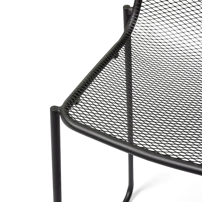 Feros Garten-Barhocker Mase - Stahl, Schwarz, B x T x H: 52 x 52 x 105 cm - Nahaufnahme eines schwarzen Metallbeistelltisches mit Netzmuster, der durch sein minimalistisches Design besticht.