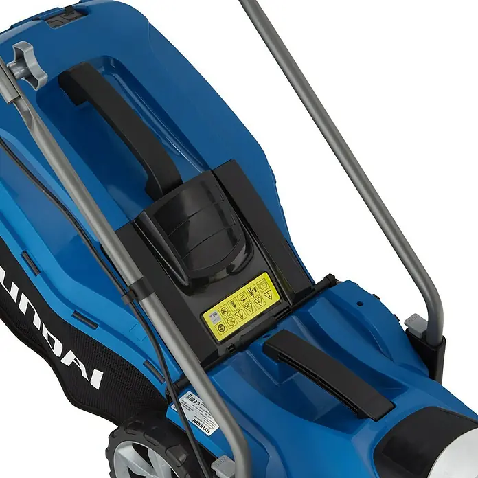 Hyundai Elektro-Rasenmäher LM3301E - 1.300 W, Schnittbreite: 33 cm - Nahaufnahme eines blauen Hyundai Rasenmähers, der Details wie Griffe und Warnaufkleber zeigt.