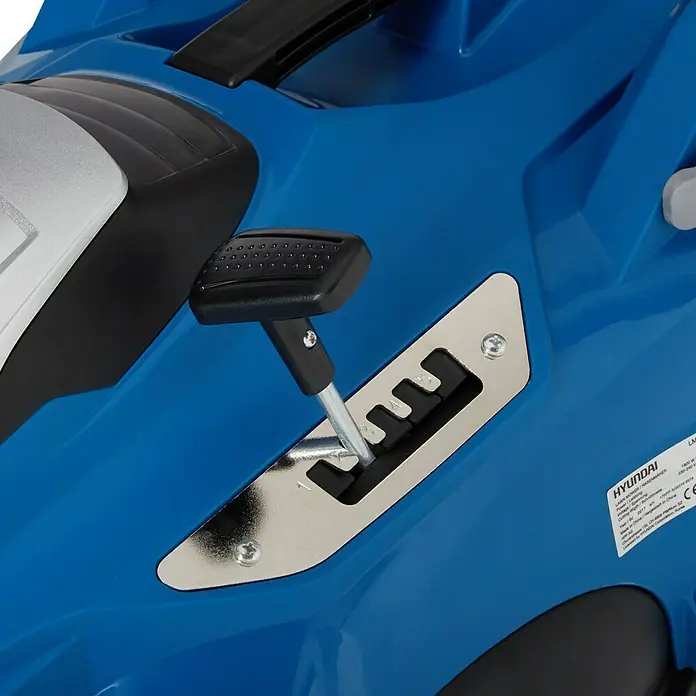 Hyundai Elektro-Rasenmäher LM4001E - 1.800 W, Schnittbreite: 40 cm - Nahaufnahme des Schalthebels eines blauen Hyundai Kinderautos, der auf ein unterhaltsames Fahrerlebnis hinweist.