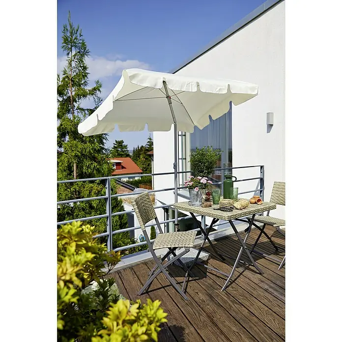 Sunfun Balkonschirm Messina II - Natur, Bespannungsmaß (L x B): 180 x 120 cm - Balkon mit einem kleinen Tisch, zwei Stühlen und einem Sonnenschirm. Dekorationen sind auf dem Tisch platziert.