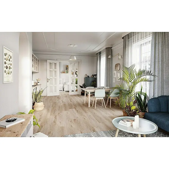 Vinylboden Silent - Sherman Eiche, Landhausdiele, 1.220 x 229 x 5,3 mm - Helles Wohnzimmer mit Parkettboden. Der Boden verleiht dem Raum Wärme und Eleganz.