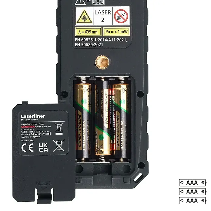 Laserliner Laserentfernungsmesser Distancemaster 40 - Messbereich: 0,05 - 40 m - Detailaufnahme eines Laserliner Distanzmessers mit geöffnetem Batteriefach, bestückt mit drei AAA Batterien für zuverlässige Messungen.